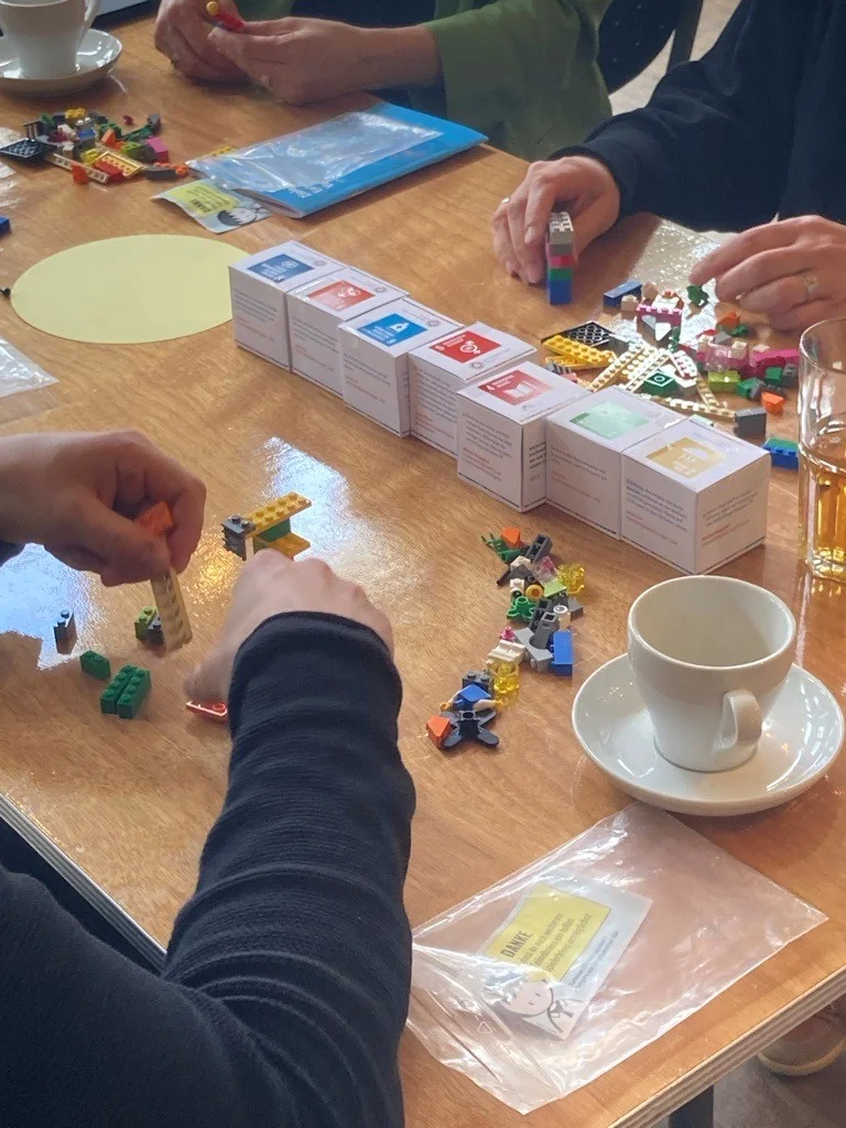 Schmuckbild Menschen bauen mit Lego