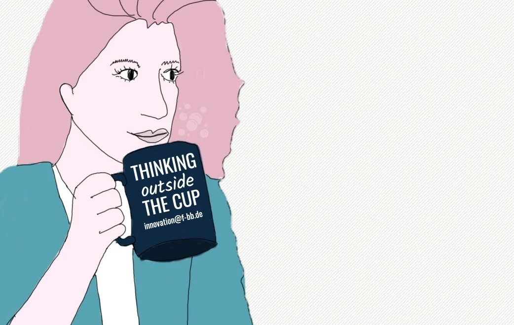 Schmuckbild gezeichnete Frau mit Tasse und dem Spruch "Thinking outside the Cup".