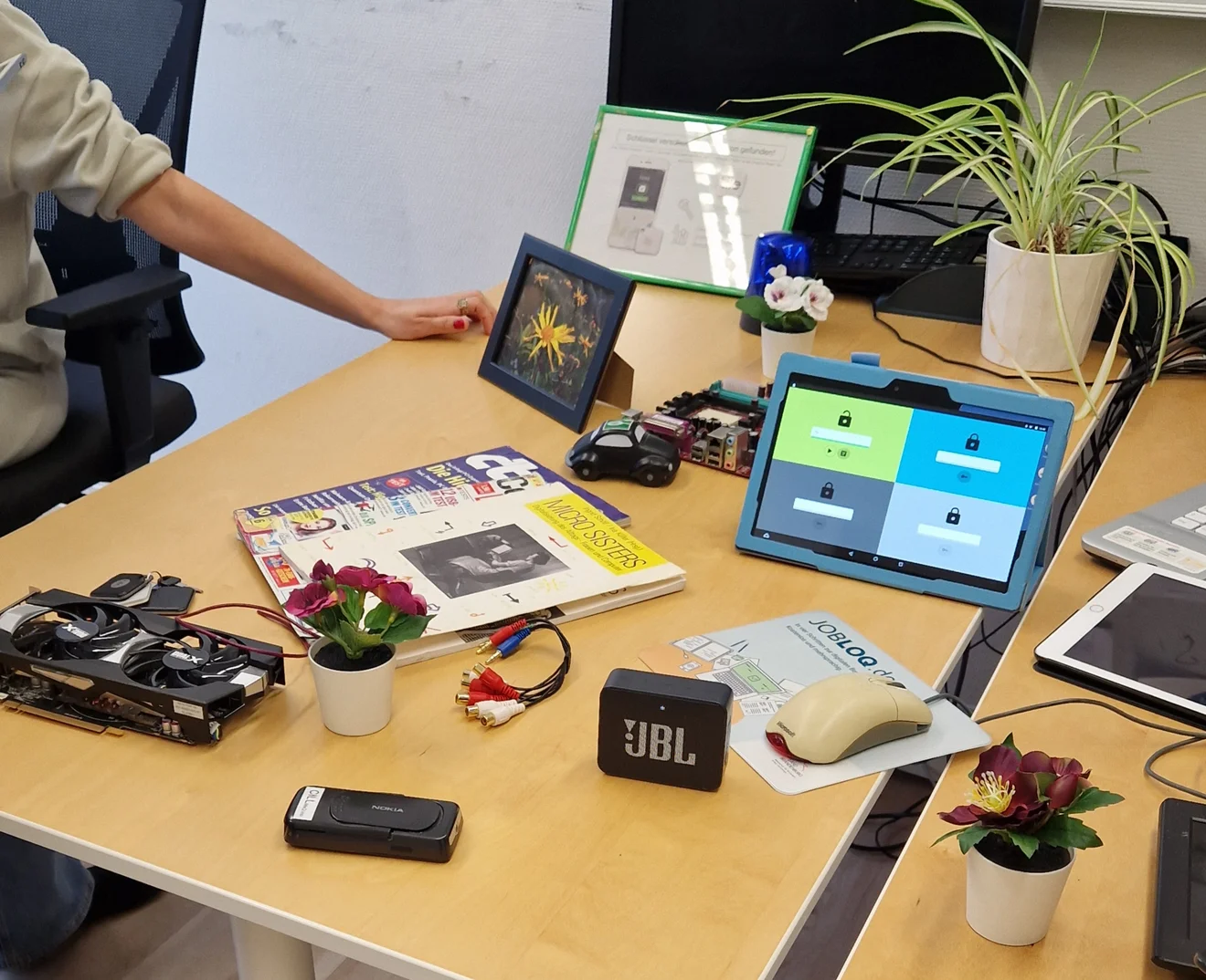 Schmuckbild Schreibtisch mit Escape Room Materialien