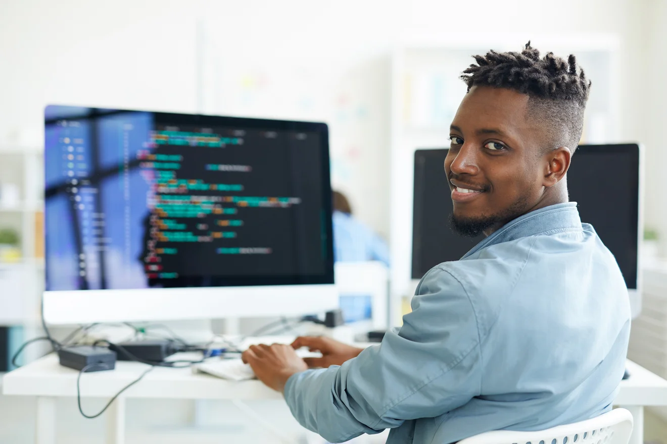 Schmuckbild Mann am Schreibtisch vor Computer