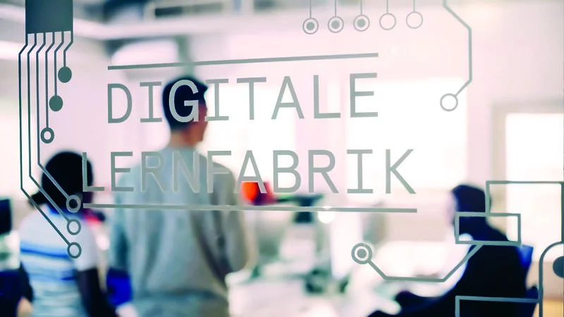 Schmuckbild Büro mit Tür auf der steht Digitale Lernfabrik 